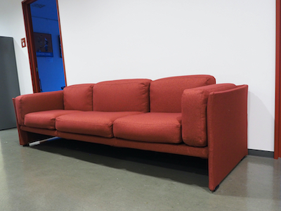 「イタリア文化会館」のCassina・カッシーナの405 DUC ソファのカバー／完成写真正面右から／オーダーメイドソファカバーの製作実例No１５４のページへ