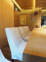 神楽坂 鮨『 鮨 三國』様/カウンター椅子のカバー完成写真/カウンター横から/実例No43椅子 カバーのページへ