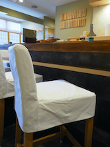 横浜 西谷『すし海』様のカウンター椅子のオーダーカバー実例／飲食店椅子カバーデザイン実例No４３椅子カバーのページへ